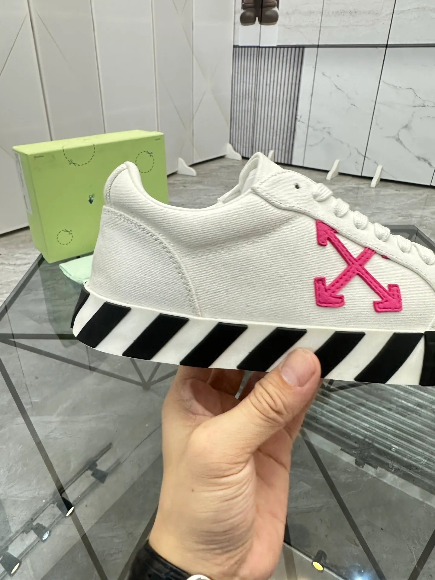 Selling men's shoes 💰: 💰P440¥ Product trademark: OFF WHITE *"OFF WHITE*" low-top casual shoes Regular size: 35-45 (can be customized to 46) Couple style Product materials: original material from the upper counter, breathable lining, original outsole. No.: H203